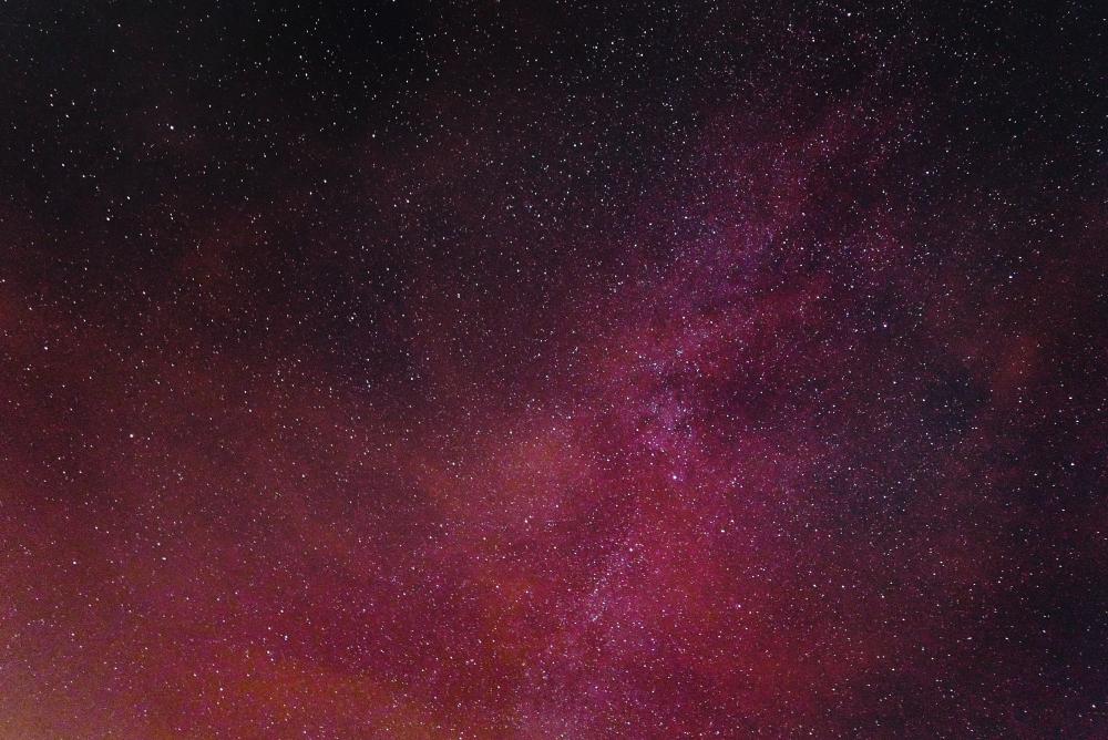 No plano de fundo, imagem mostrando o universo